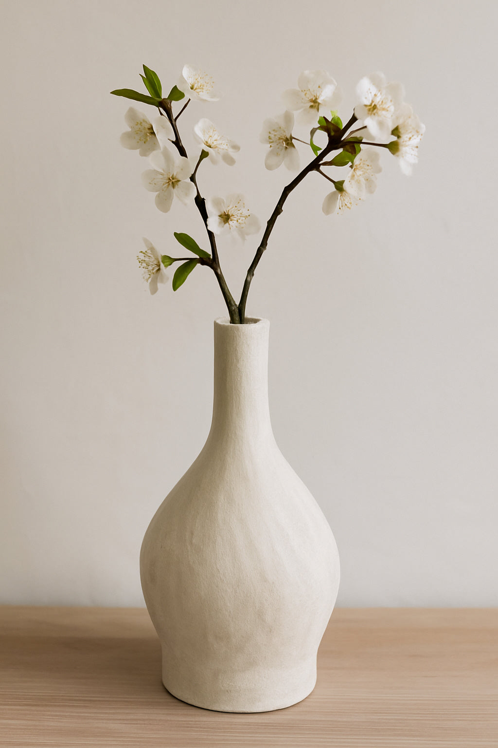 Witte keramische vaas, 32 cm hoog – handgemaakt aardewerk met smalle hals