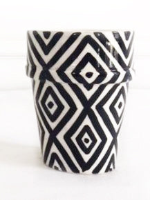 Keramikbecher gestreift schwarz-weiß