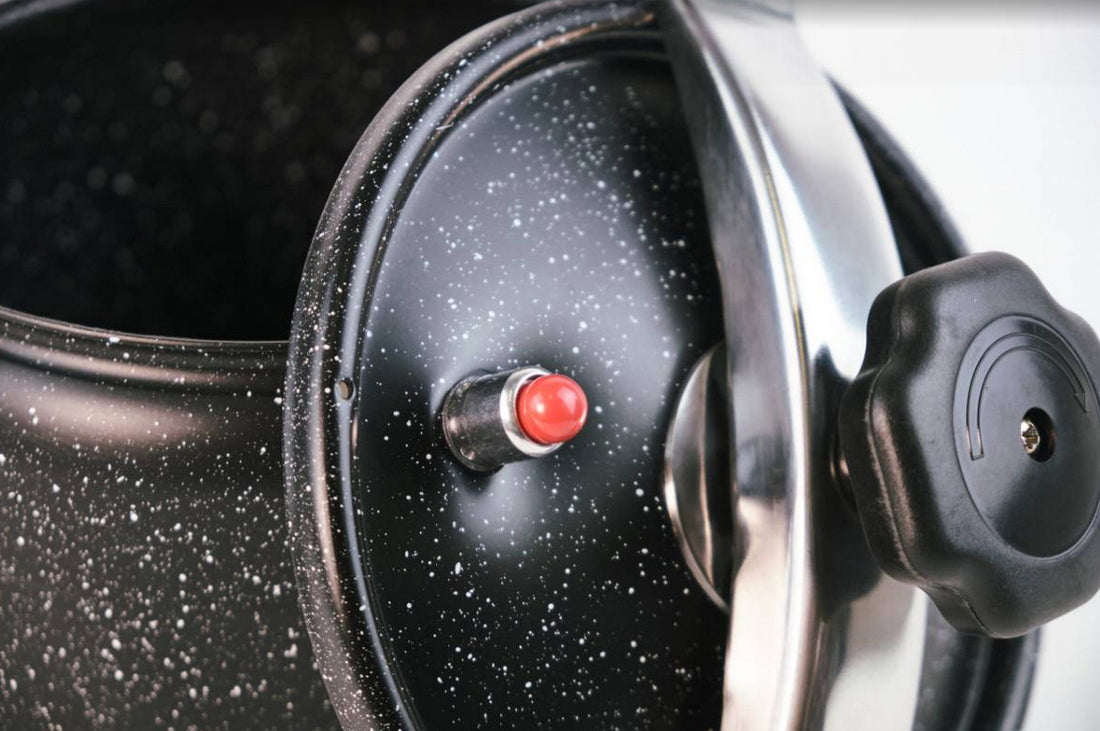 Autocuiseur noir de 11 litres avec revêtement antiadhésif façon marbre.